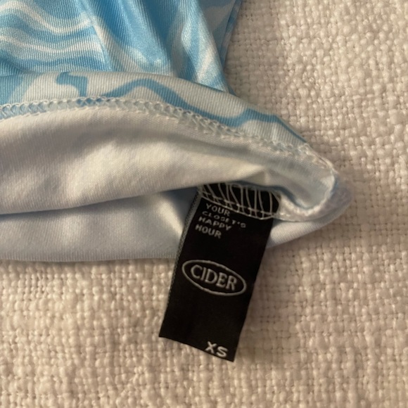 Trendy Patterned Cropped Tank - Picture 3 of 3